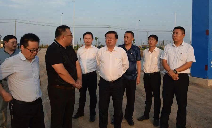 1564359457.png 滄州市委常委張國棟聽取中鐵滄鹽公司副董事長王峰偉匯報項目情況(滄州市委常委張國棟左四滄州鹽業(yè)集團(tuán)董事長劉建軍左五副董事長王峰偉左二中鐵滄鹽總經(jīng)理王志巖左一).png